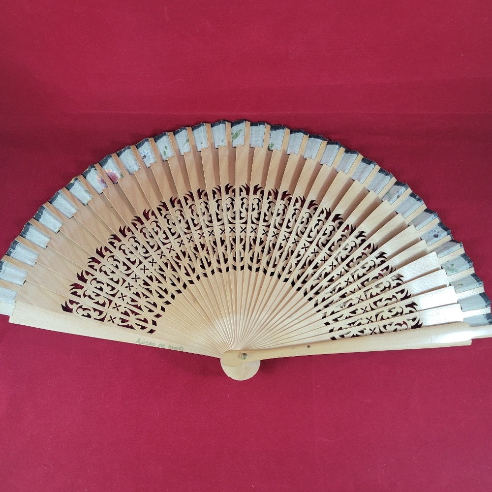 GORGEOUS HAND PAINTED ON BAMBOO,HAND HOLD FAN. - Picture 6 of 12